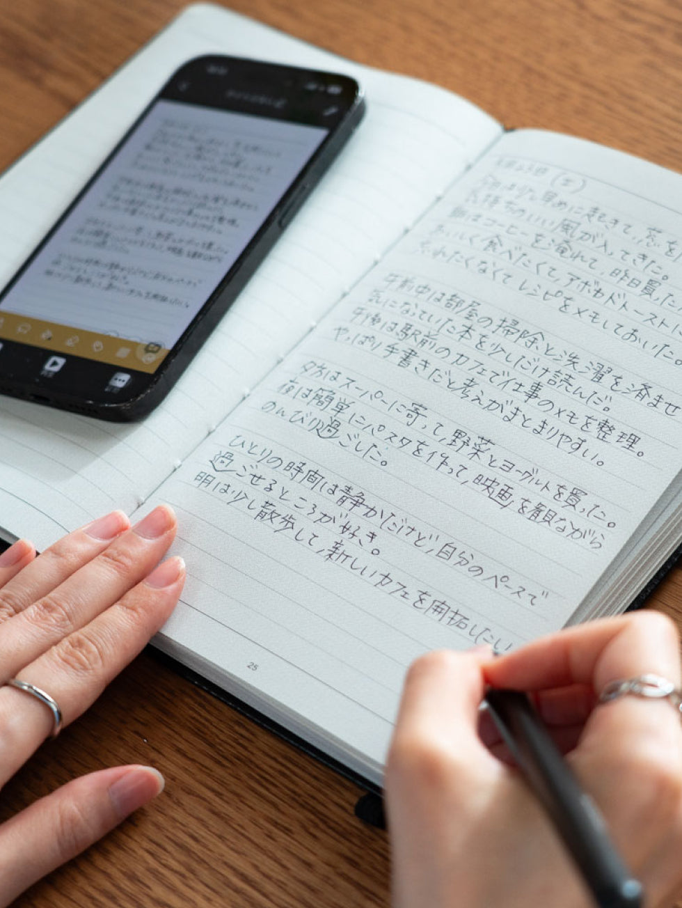 スマートペンでノートに書いている様子