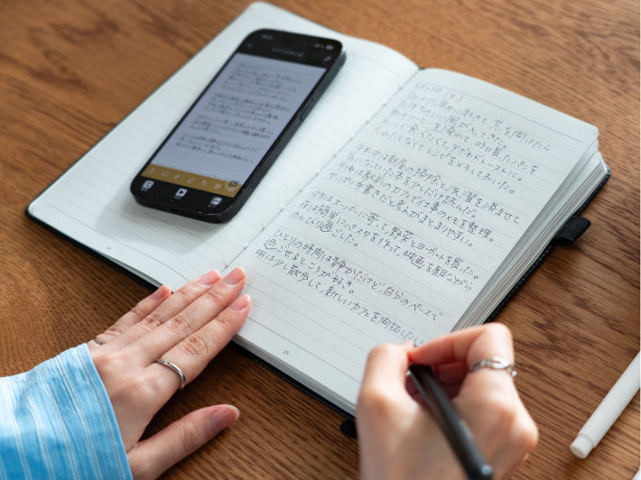スマートペンでノートに書いている様子