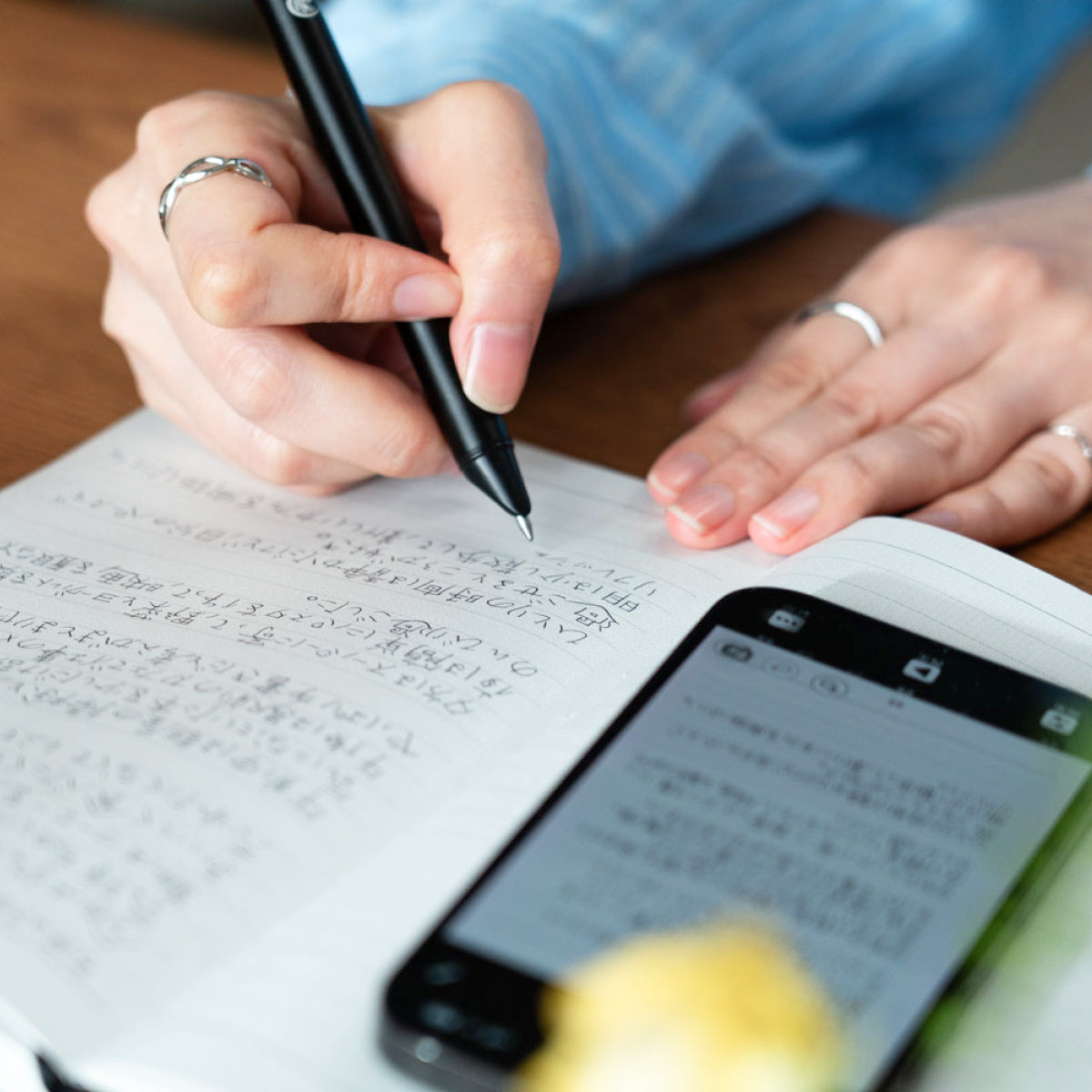 日記を書いているシーン